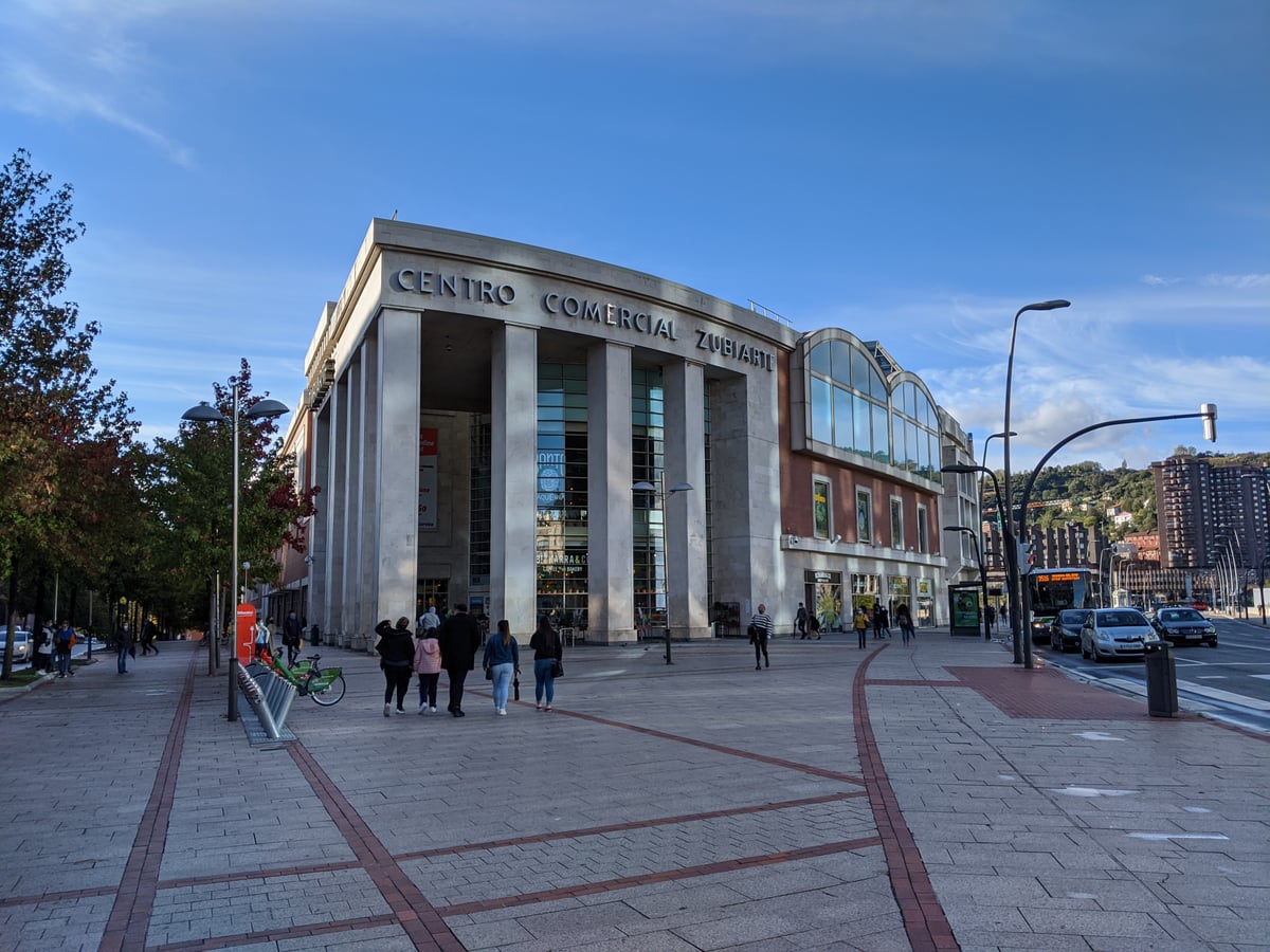 Fotografía de la fachada exterior de Centro Comercial Zubiarte resaltando sus principales elementos arquitectónicos.