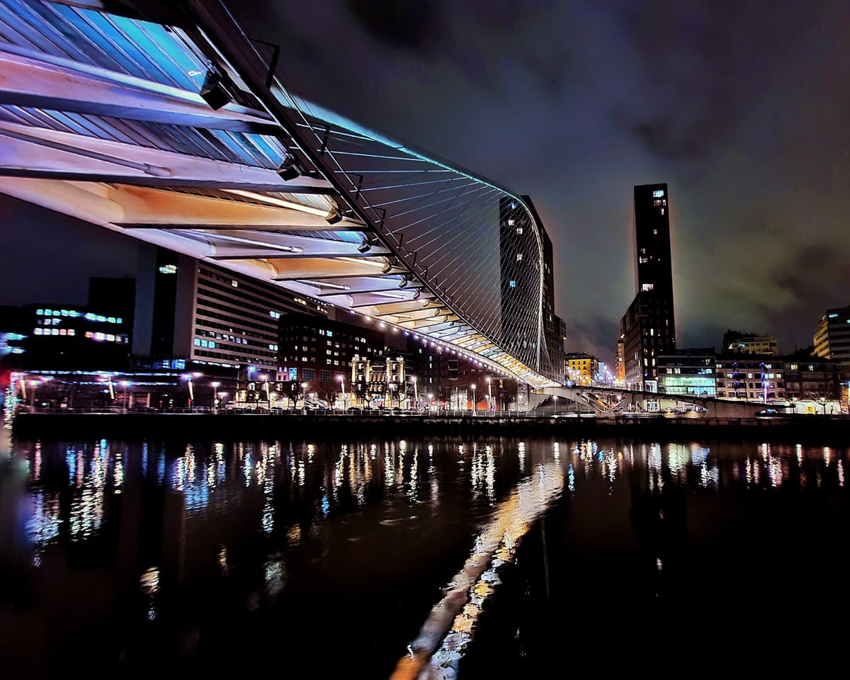 Fotografía de la fachada exterior de Puente Zubizuri resaltando sus principales elementos arquitectónicos.