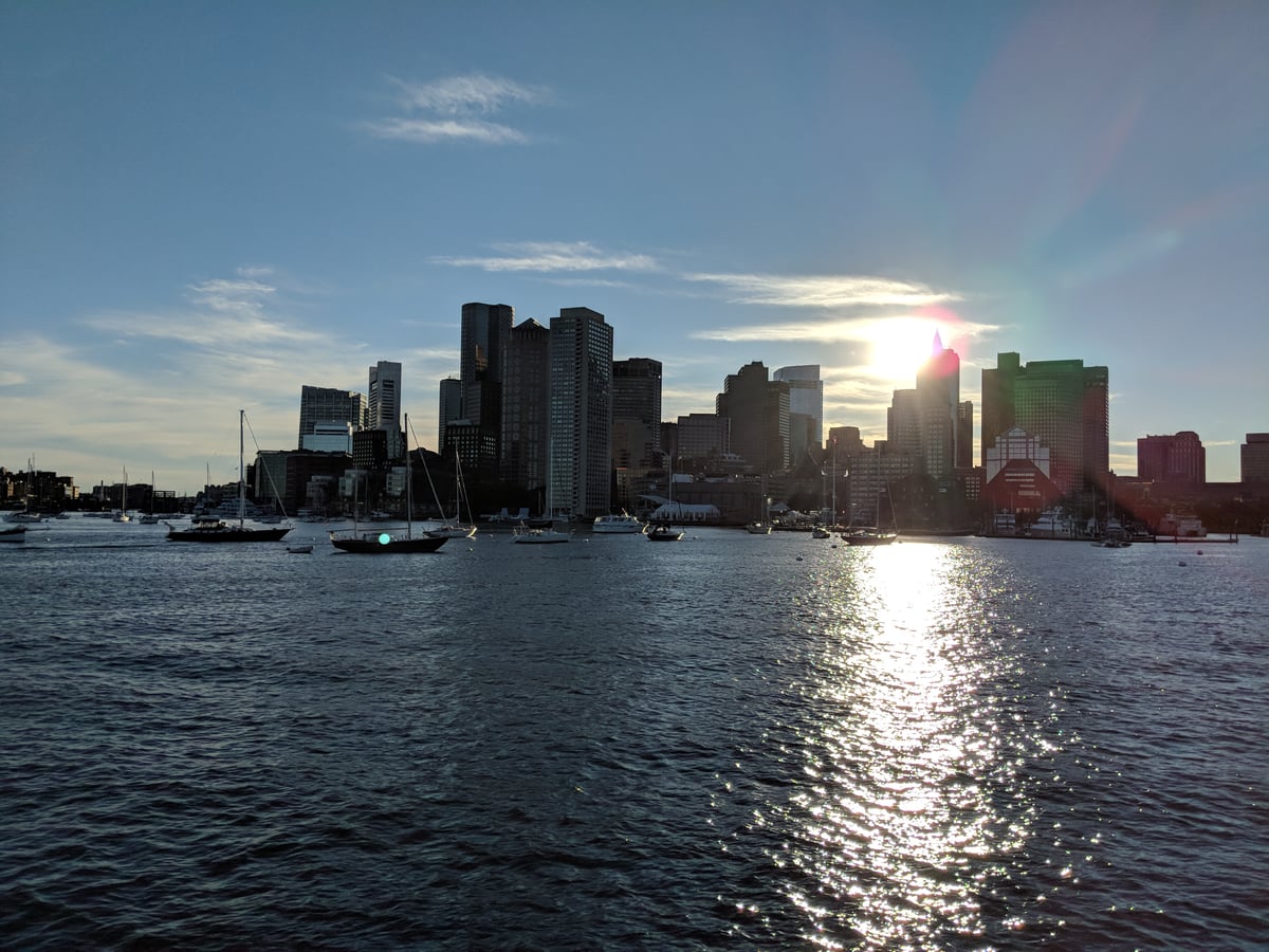 Puente sobre el río Charles con el perfil urbano de Boston al fondo