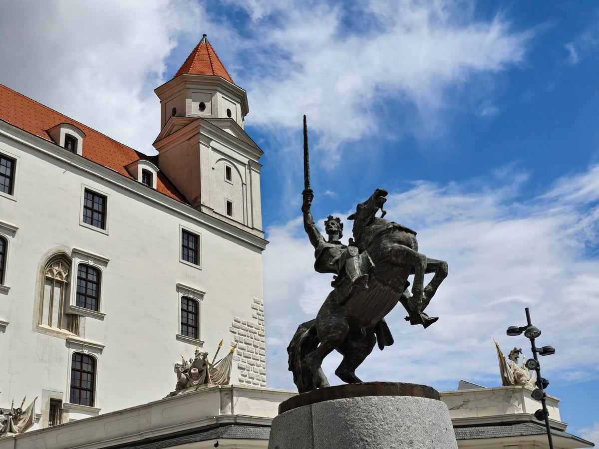 Puerta de Miguel y calle del casco histórico de Bratislava