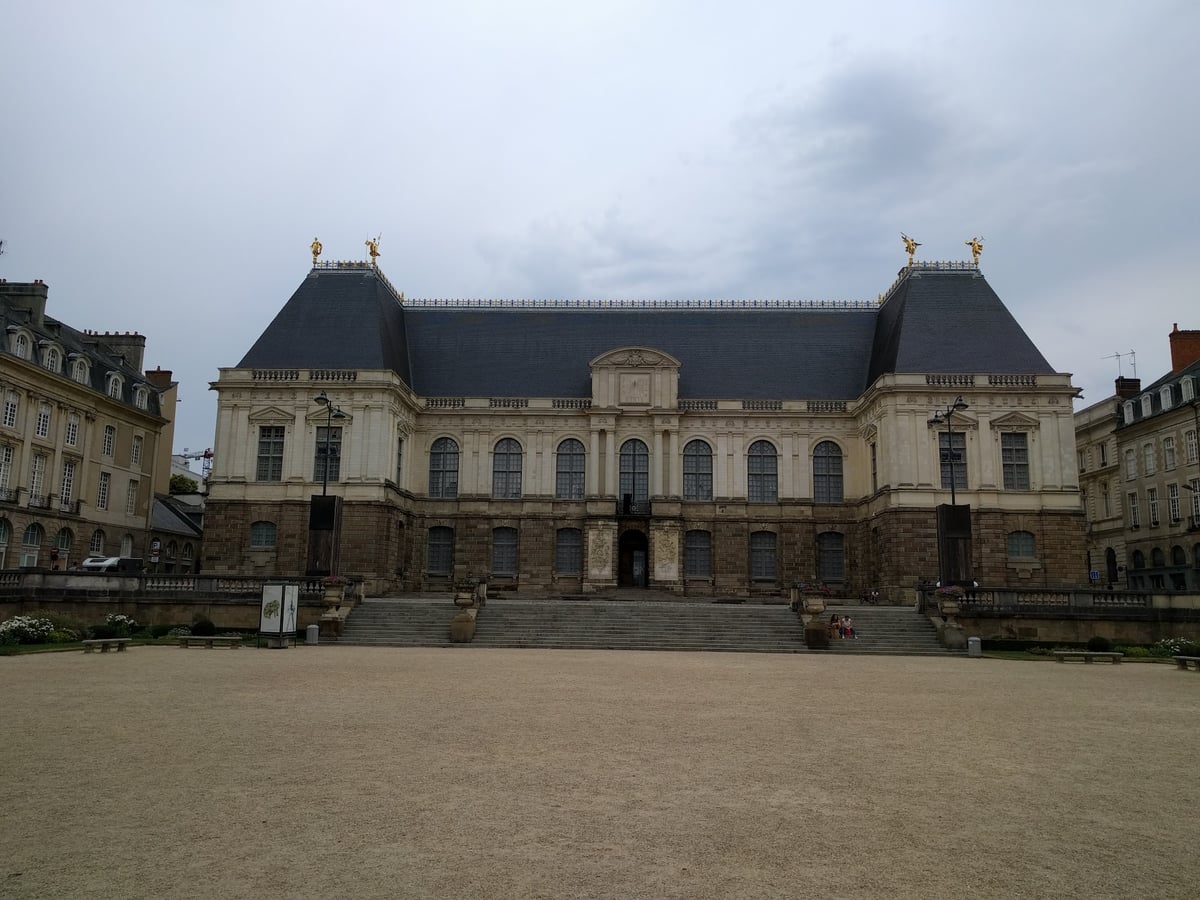 El Palais du Parlement de Bretagne en Rennes, el único edificio del centro histórico que sobrevivió al incendio de 1720.
