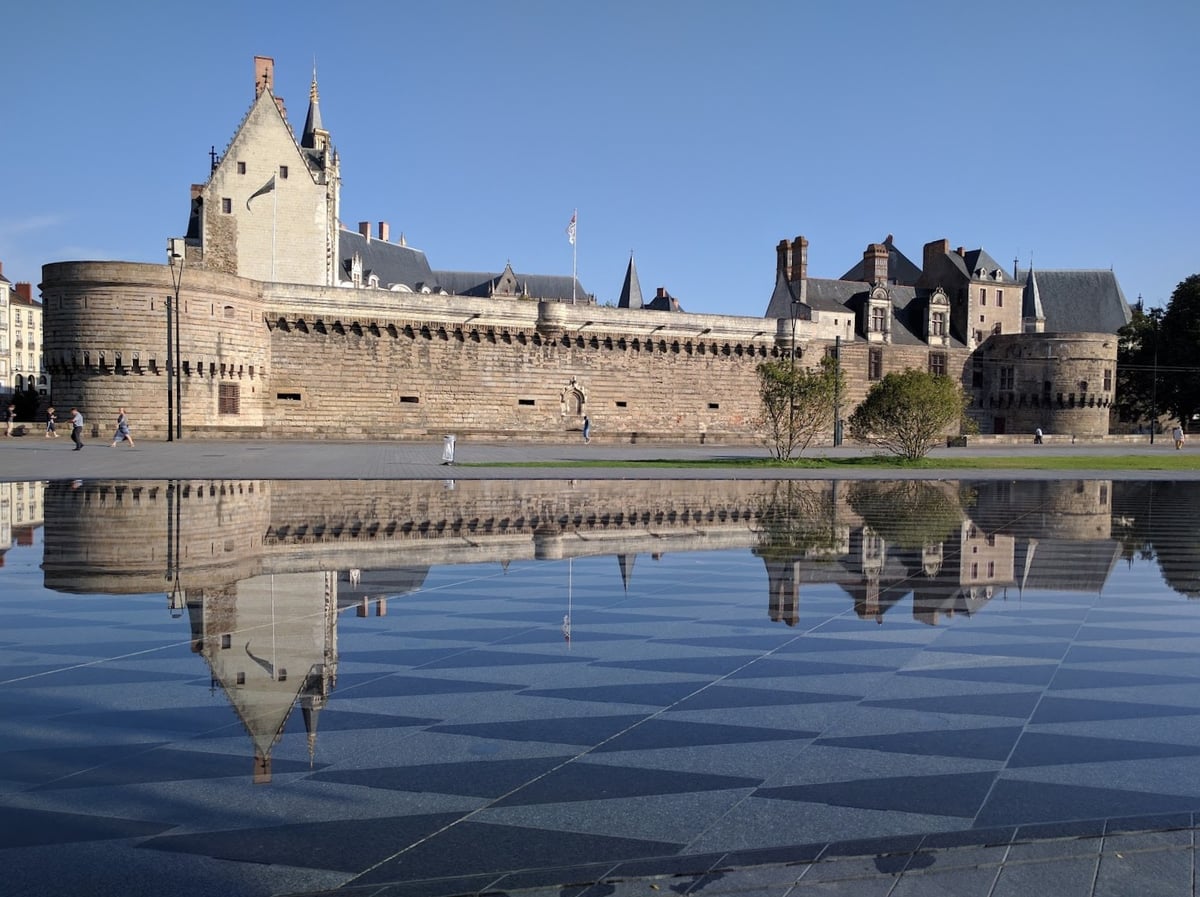 El foso y las murallas del Château des Ducs de Bretagne en Nantes.