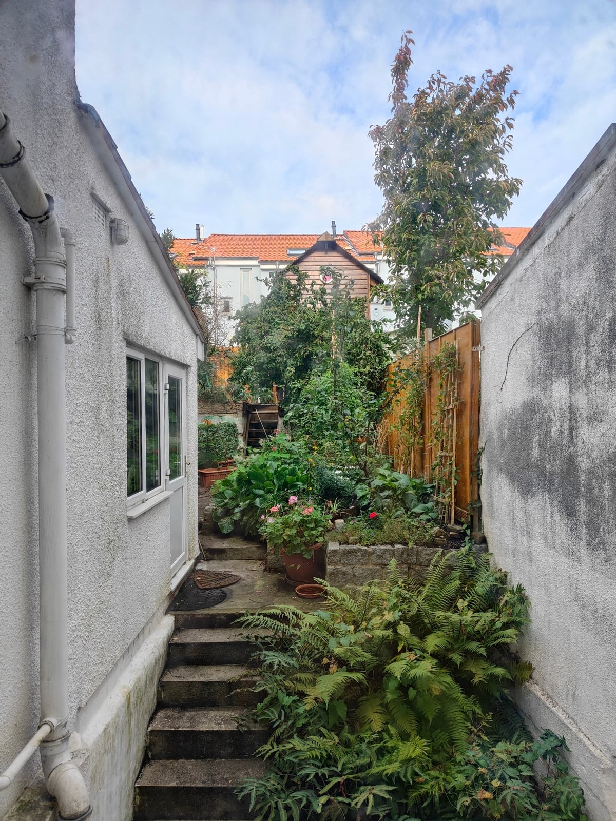 La cabaña de madera en el jardín de una casa victoriana de Montpelier, el barrio donde nos alojamos en Bristol