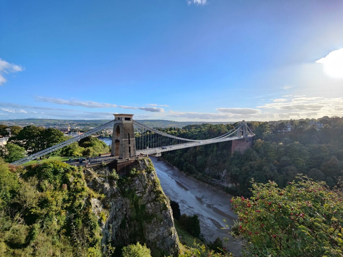 El puente colgante de Clifton visto desde el mirador del lado de Clifton, con el desfiladero del Avon abajo