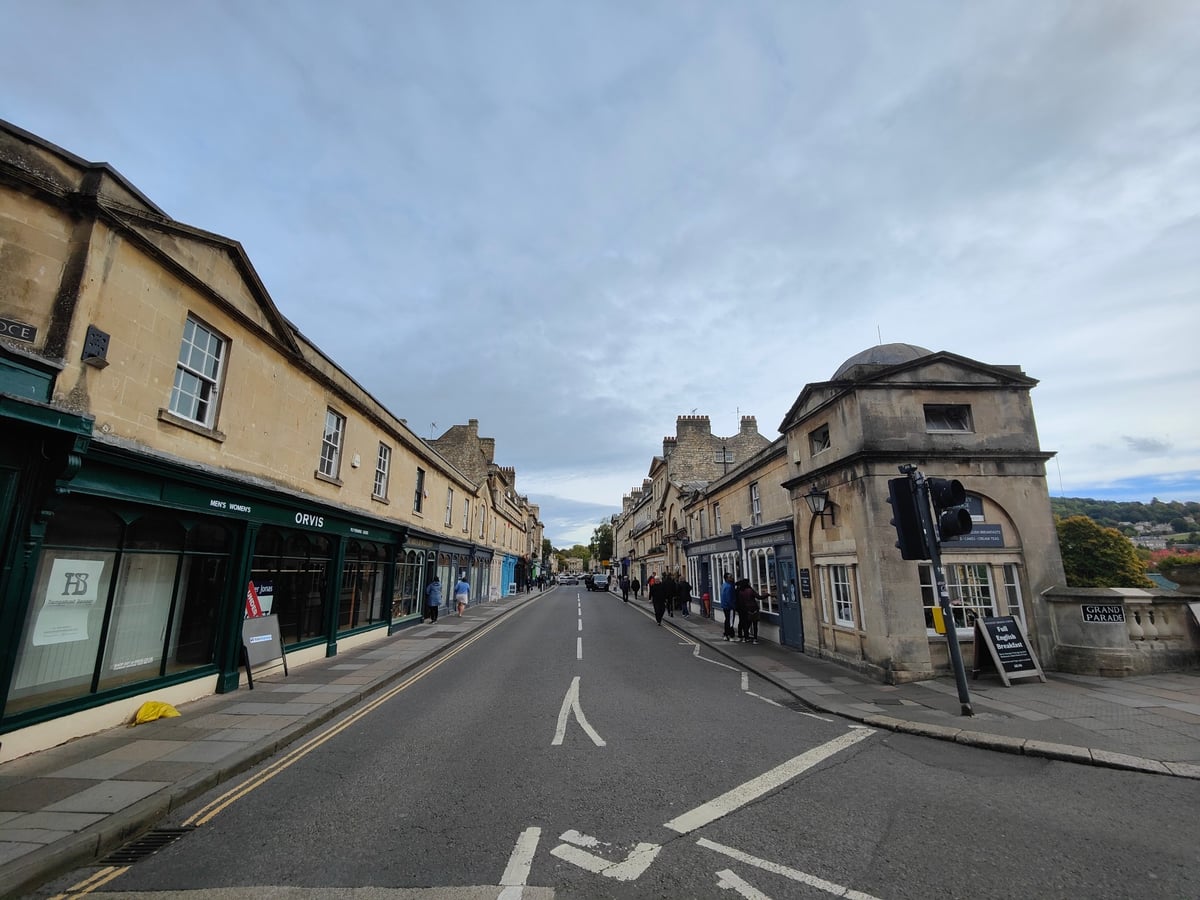 El Pulteney Bridge de Bath, con sus tiendas ocupando ambos lados sobre el río Avon