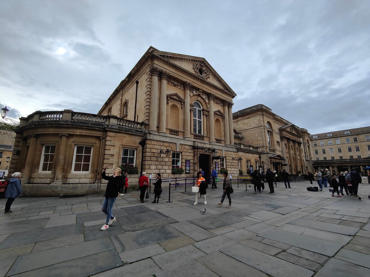 El vapor de las termas romanas de Bath visto desde la calle, junto a la fachada victoriana que las envuelve