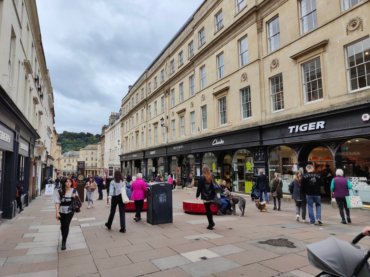 Una calle comercial del centro de Bath, con las fachadas de piedra dorada de Combe Down