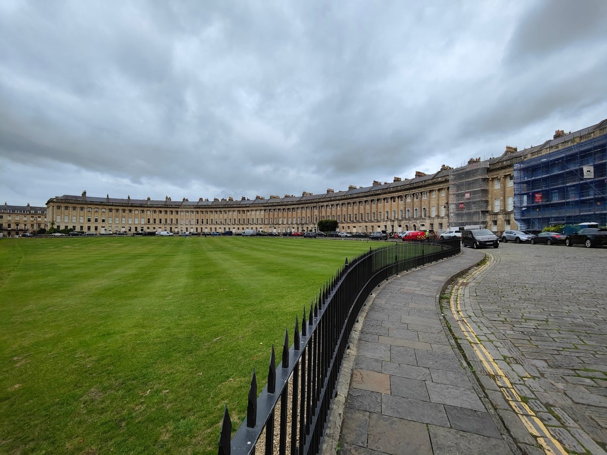 El Royal Crescent de Bath, treinta casas georgianas en arco con columnas jónicas