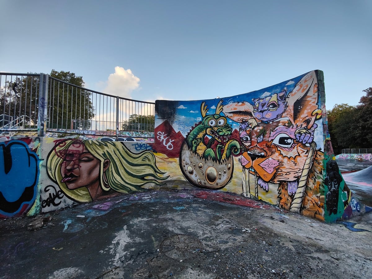 Murales recién pintados durante Upfest, el festival de arte urbano que llena Bedminster cada edición