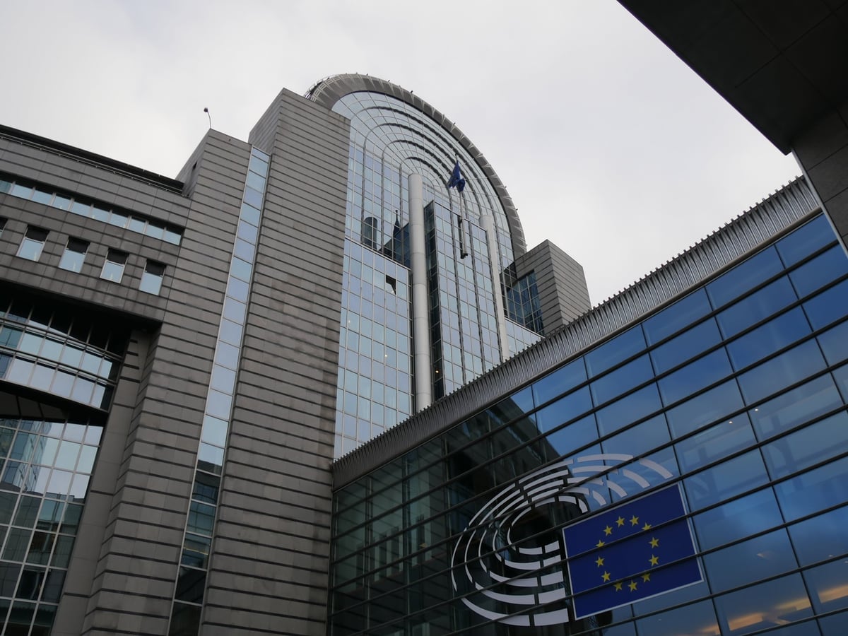 Edificios institucionales del barrio europeo de Bruselas junto a la Rond-Point Schuman, en un día gris de diciembre
