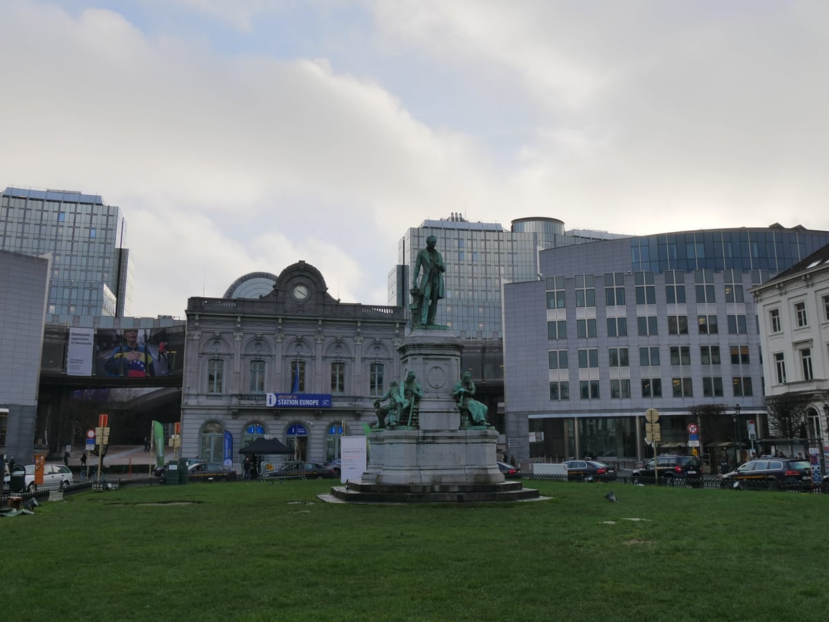 Edificios institucionales del barrio europeo de Bruselas vistos desde la calle