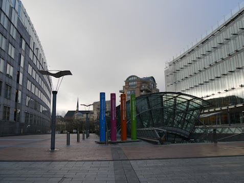 Fachada acristalada de un edificio del barrio europeo de Bruselas