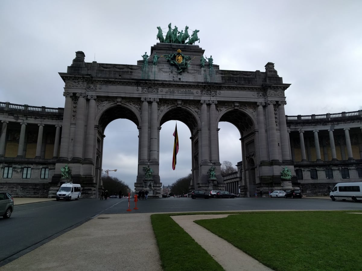 Explanada del Parque del Cincuentenario de Bruselas en un día de diciembre
