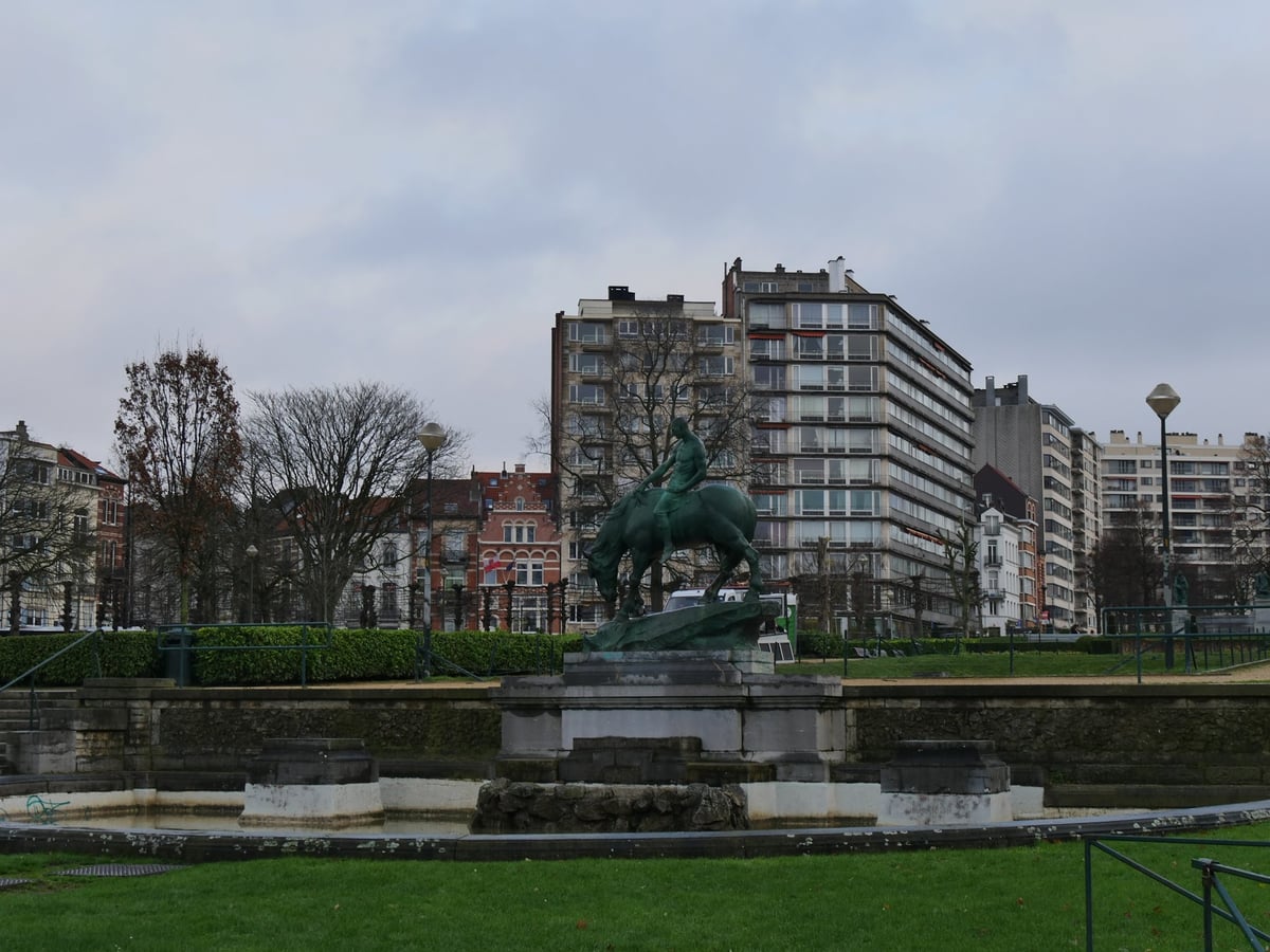 Fachada Art Nouveau de la Maison Saint-Cyr en el Square Ambiorix de Bruselas