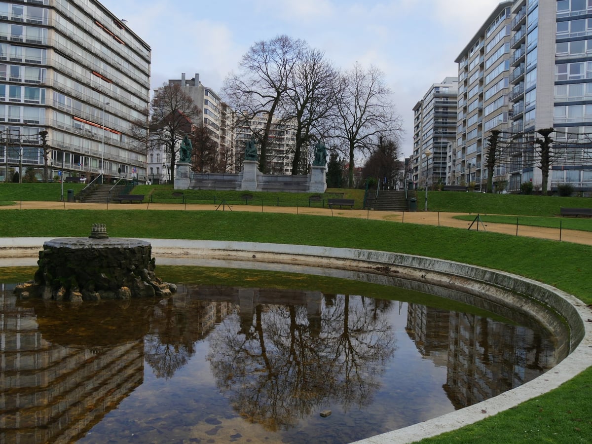 Jardín del Square Ambiorix con las fachadas históricas alrededor