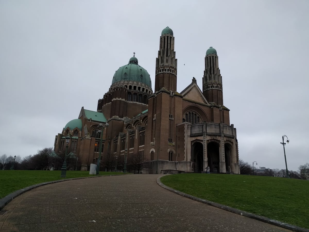 Fachada de ladrillo rojo y cúpula verde de la Basílica del Sagrado Corazón de Koekelberg