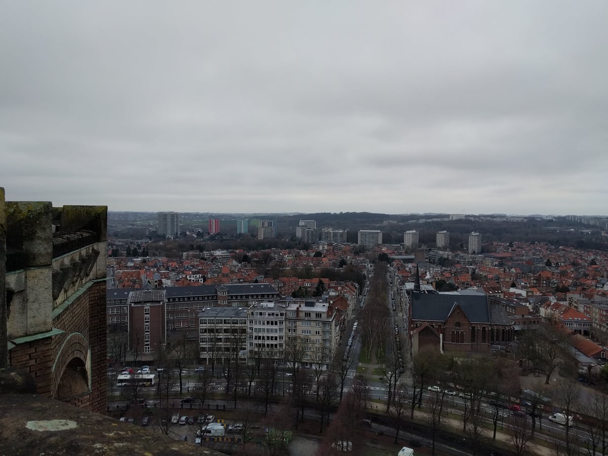 Vista general de la Basílica de Koekelberg en lo alto de su colina