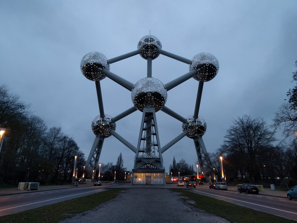 Una de las esferas de acero del Atomium con sus tubos de conexión