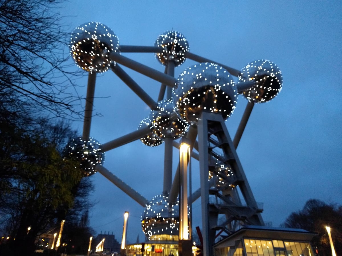 El Atomium fotografiado desde un ángulo lateral