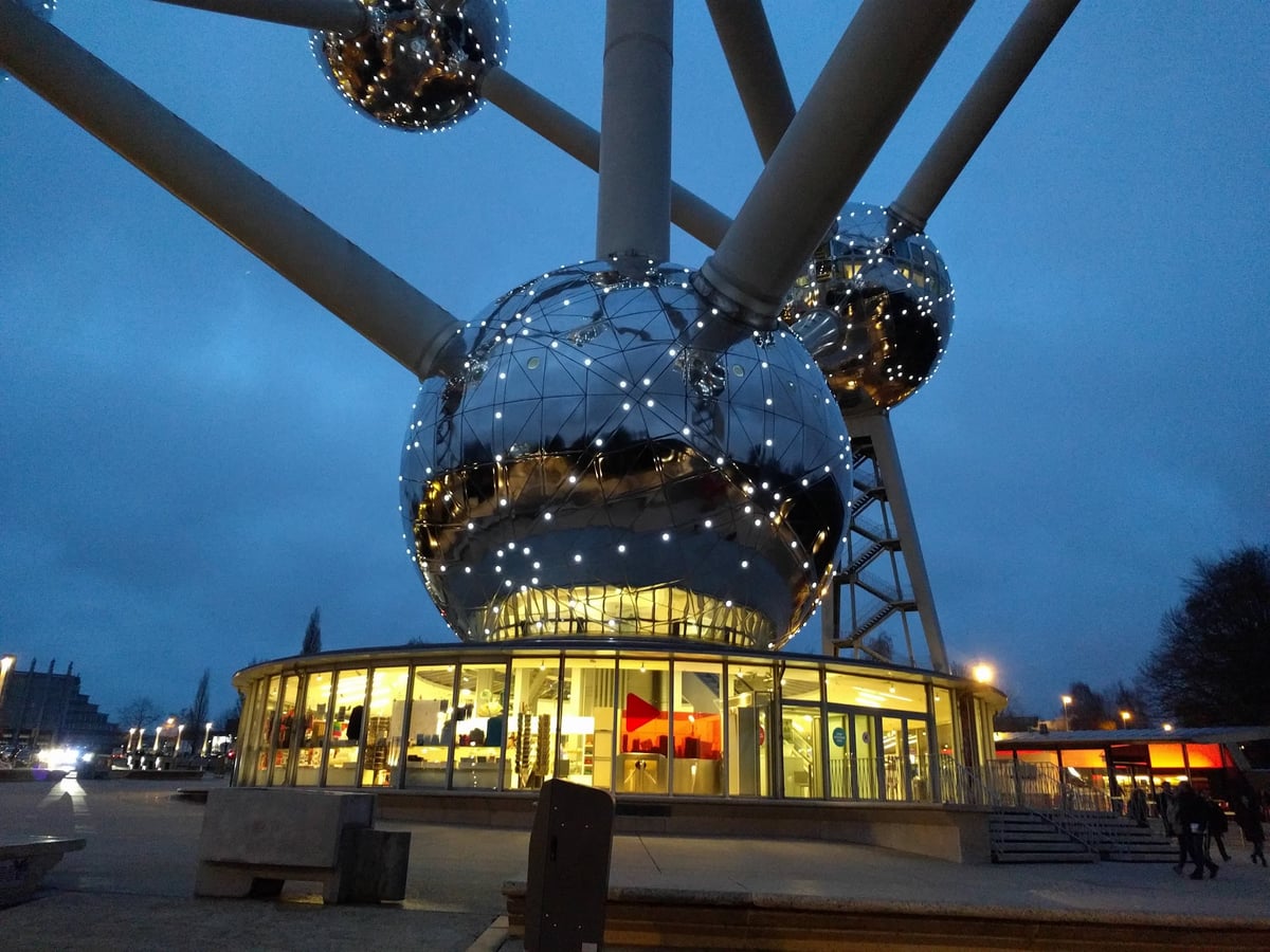 Vista de la estructura del Atomium desde su base