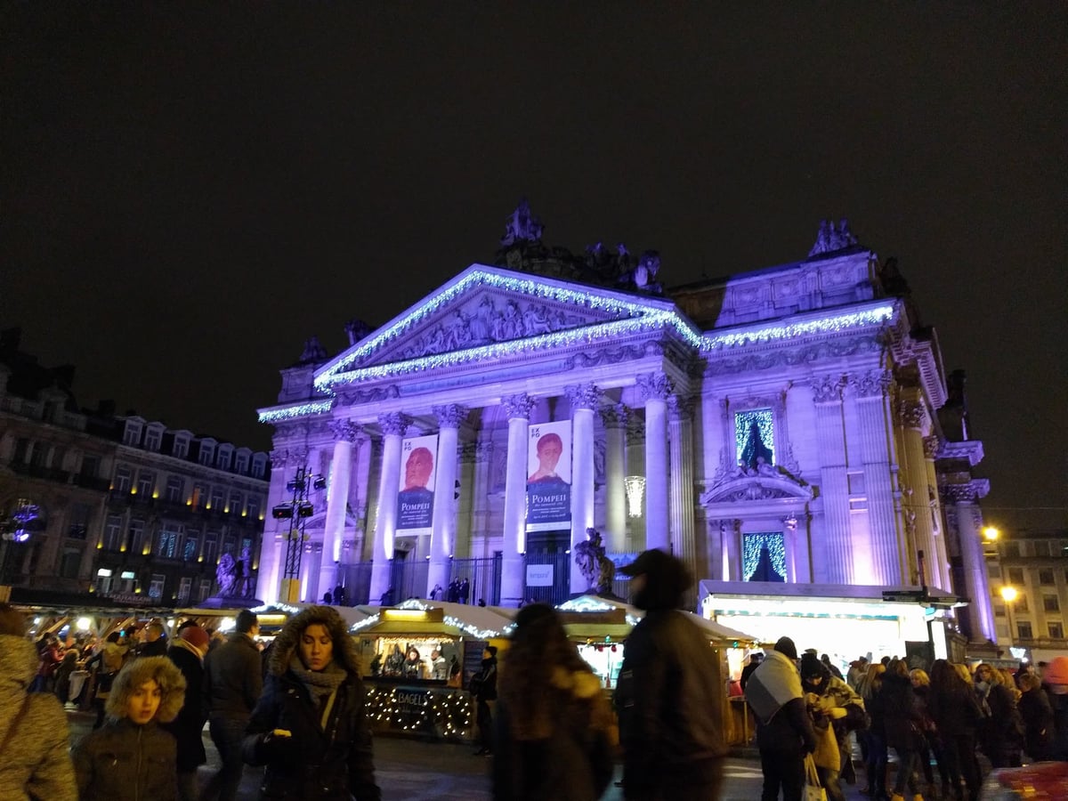 Edificio de la Bolsa de Bruselas iluminado de noche