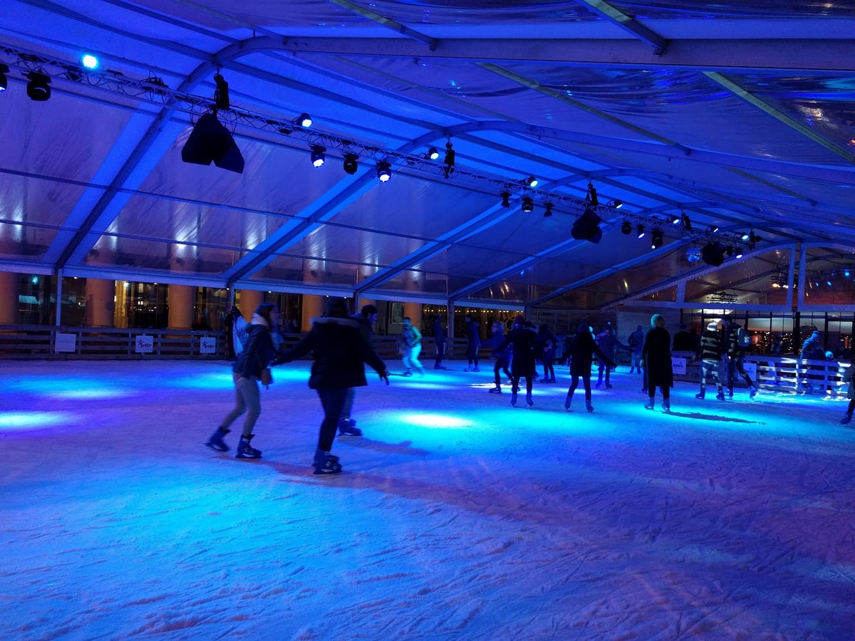 Pista de hielo del mercado de Navidad de Bruselas con patinadores