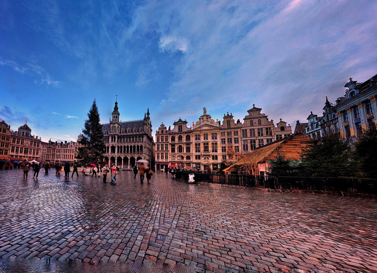 La Grand Place de Bruselas de día, con las fachadas barrocas y góticas de sus edificios históricos
