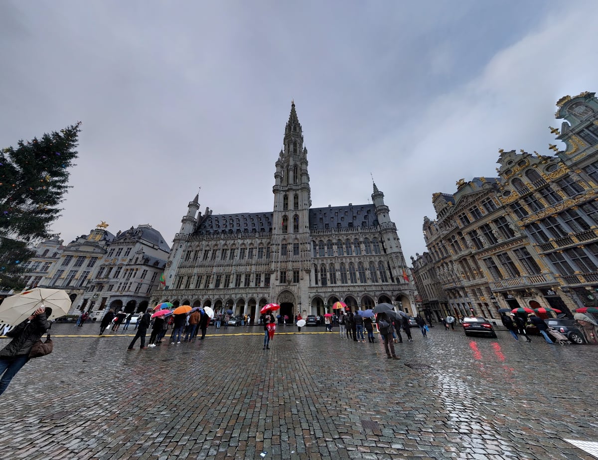 La Grand Place de Bruselas de día con las fachadas gremiales y el mercado de Navidad