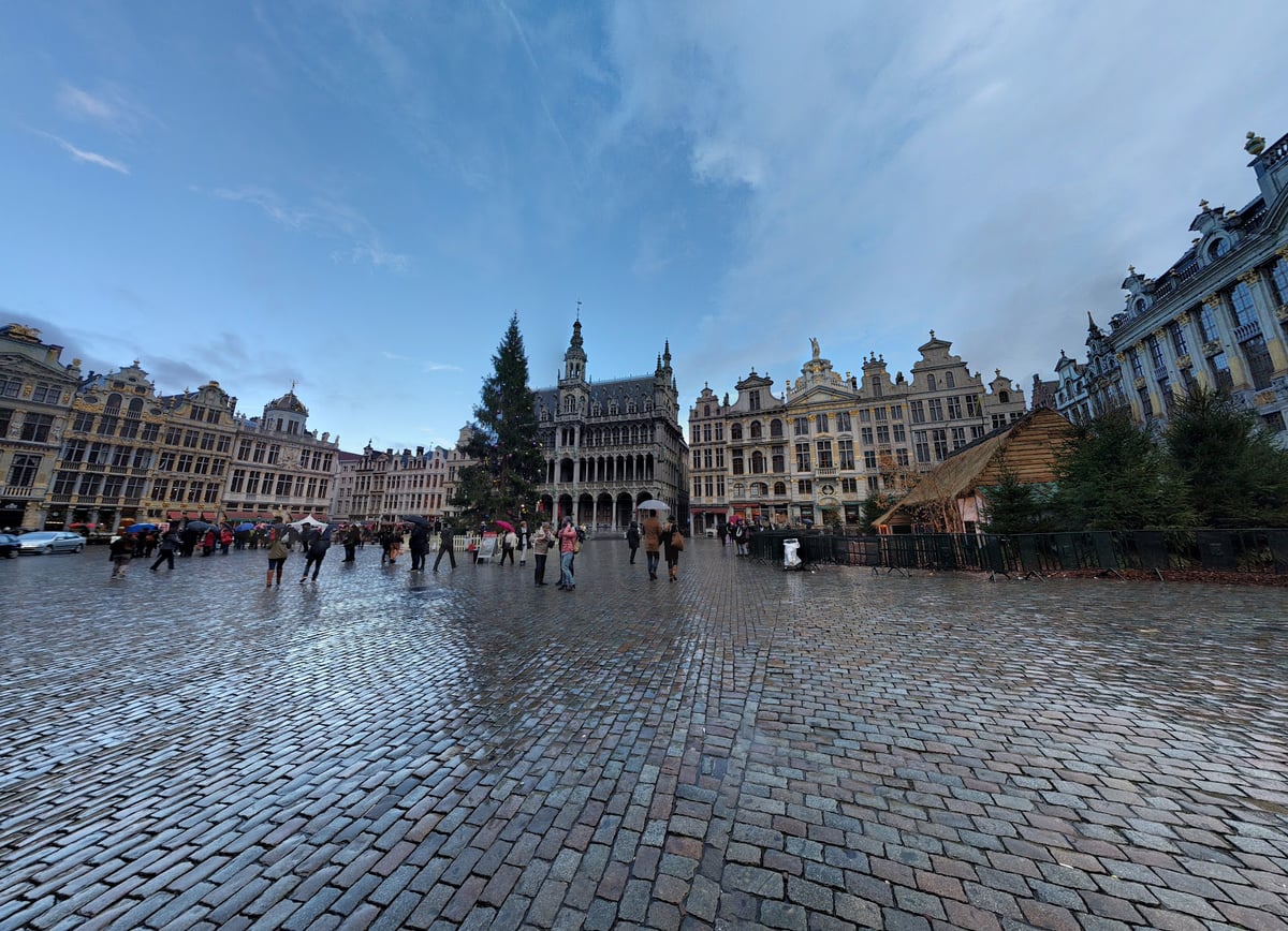 Detalle de las fachadas barrocas de la Grand Place de Bruselas a la luz del día