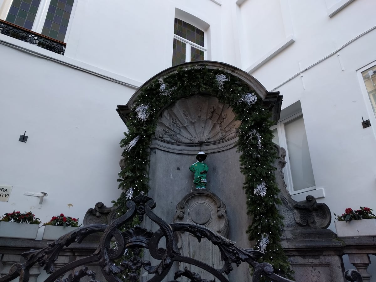 El Manneken Pis de Bruselas vestido con uno de sus trajes de invierno