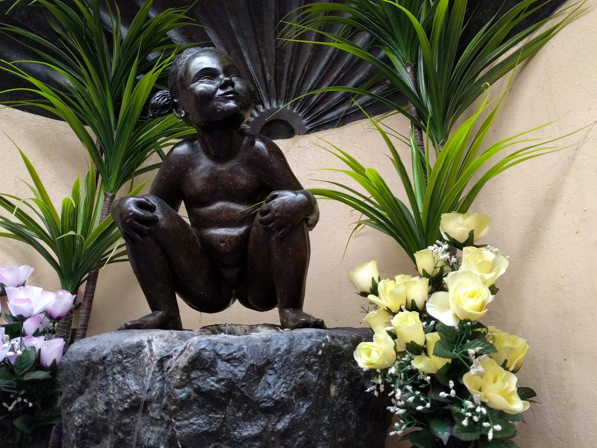 Estatua de la Jeanneke Pis en un callejón del centro de Bruselas