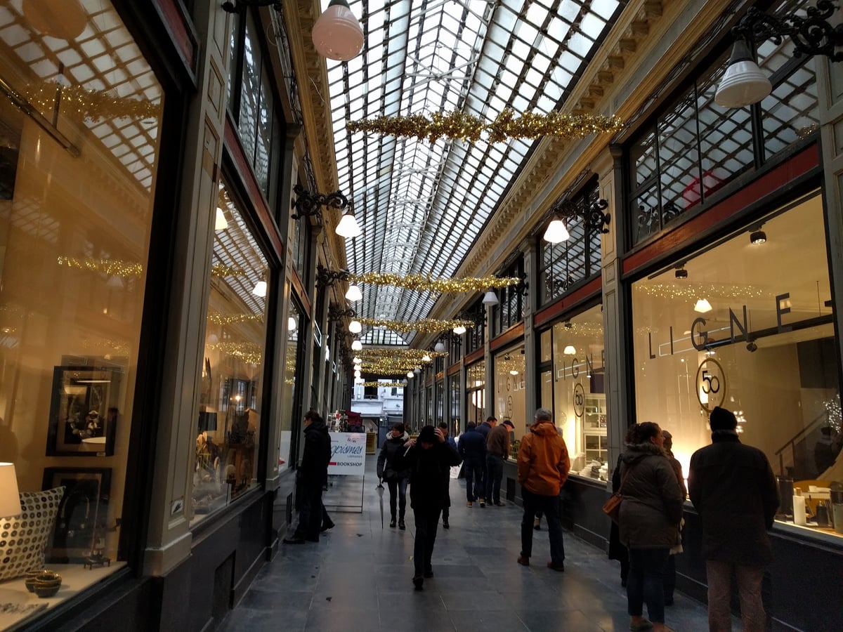 Interior de las Galerías Saint-Hubert de Bruselas con su bóveda de cristal y hierro