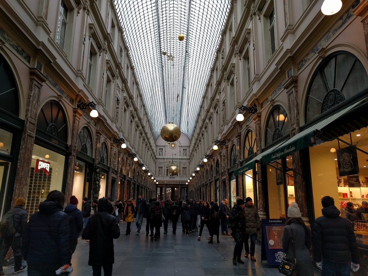 Tiendas y guirnaldas navideñas en las Galerías Saint-Hubert de Bruselas