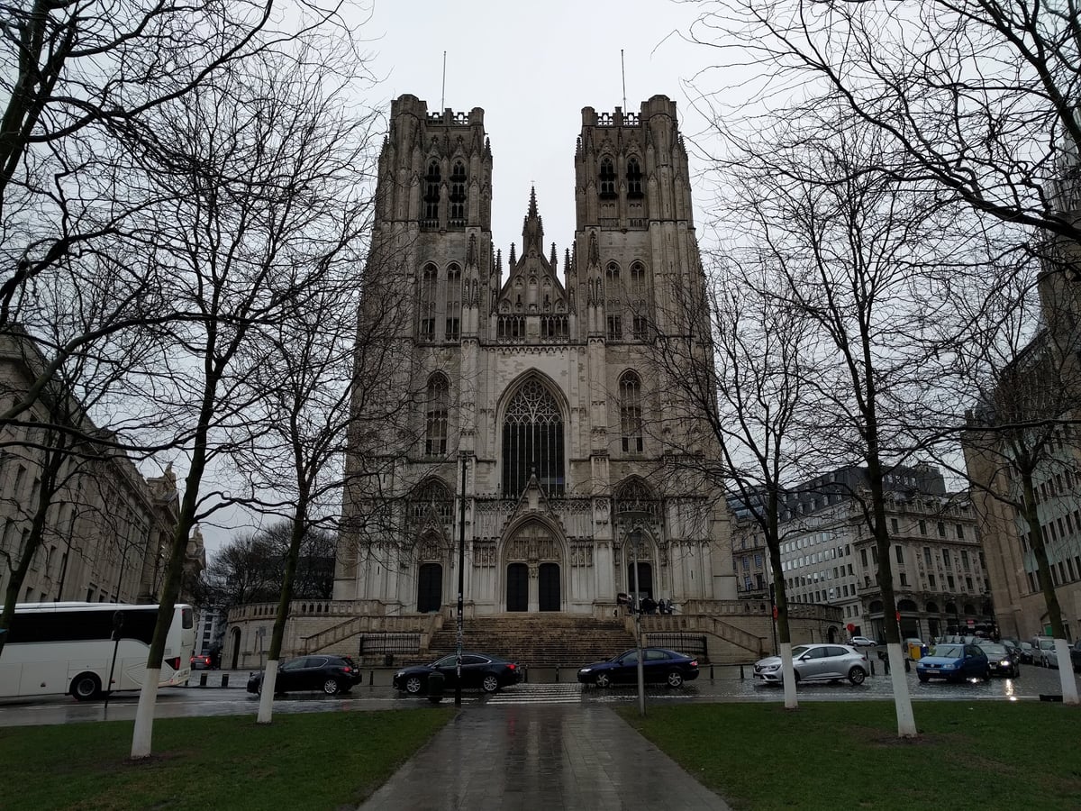 Fachada gótica de la Catedral de San Miguel y Santa Gúdula de Bruselas con sus dos torres
