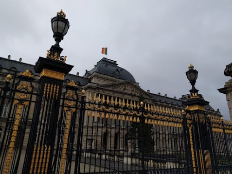 Fachada monumental del Palais de Justice de Bruselas