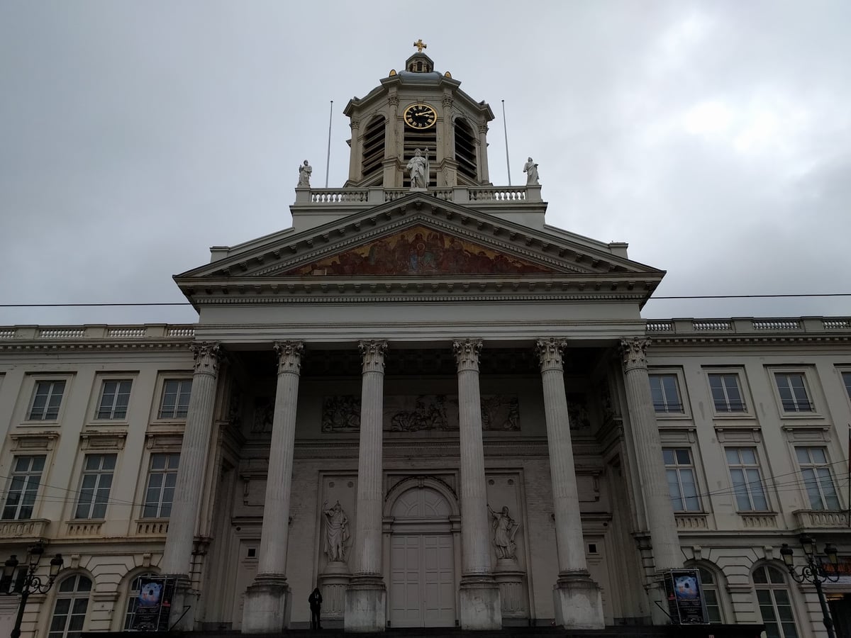 Fachada de la Iglesia de Saint-Jacques-sur-Coudenberg en la Place Royale de Bruselas