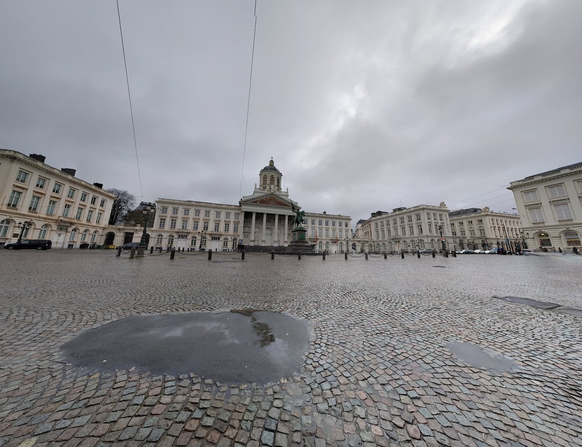 Estatua ecuestre de Godofredo de Bouillón en el centro de la Place Royale