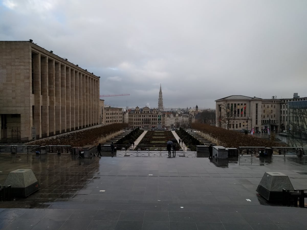 Fachadas neoclásicas de piedra blanca de la Place Royale de Bruselas