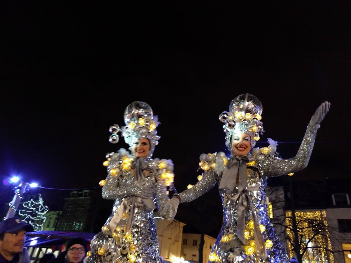 Luces de Navidad en la Place Sainte-Catherine de Bruselas