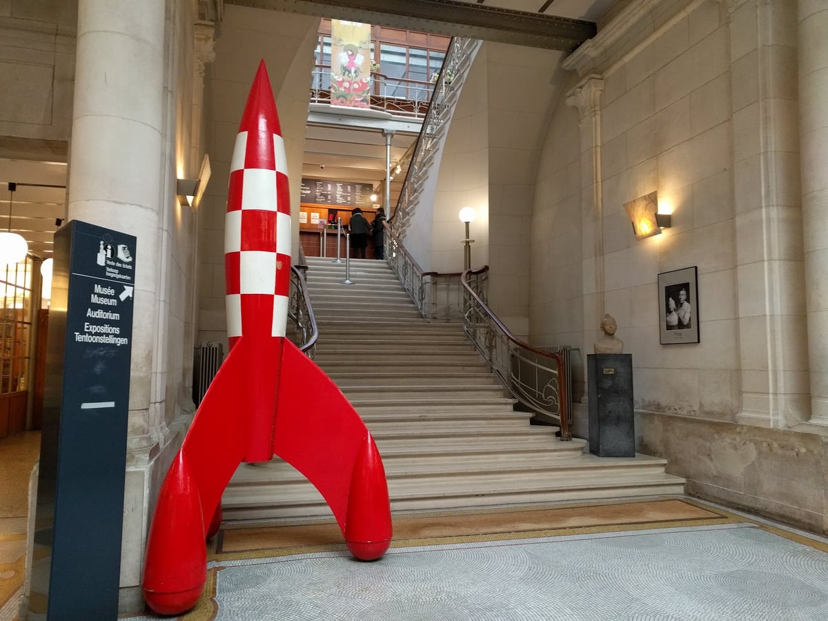 Estructura de hierro y cristal de la fachada del Centro Belga del Cómic en Bruselas