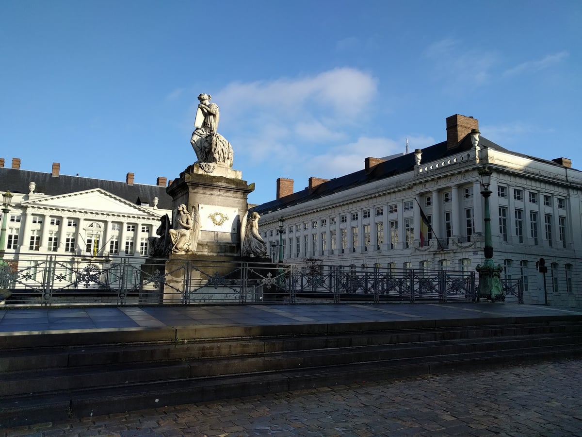 Monumento a los caídos de la revolución de 1830 en la Place des Martyrs de Bruselas