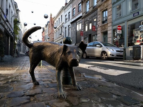 Estatua del Zinneke Pis, un perro orinando sobre un poste, en Bruselas