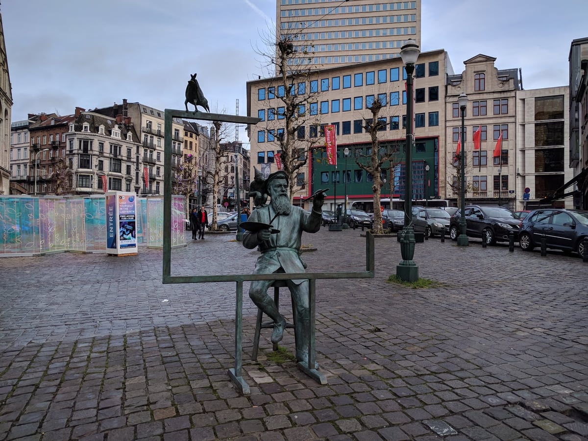 Torre gótica de la Église Notre-Dame de la Chapelle en Bruselas