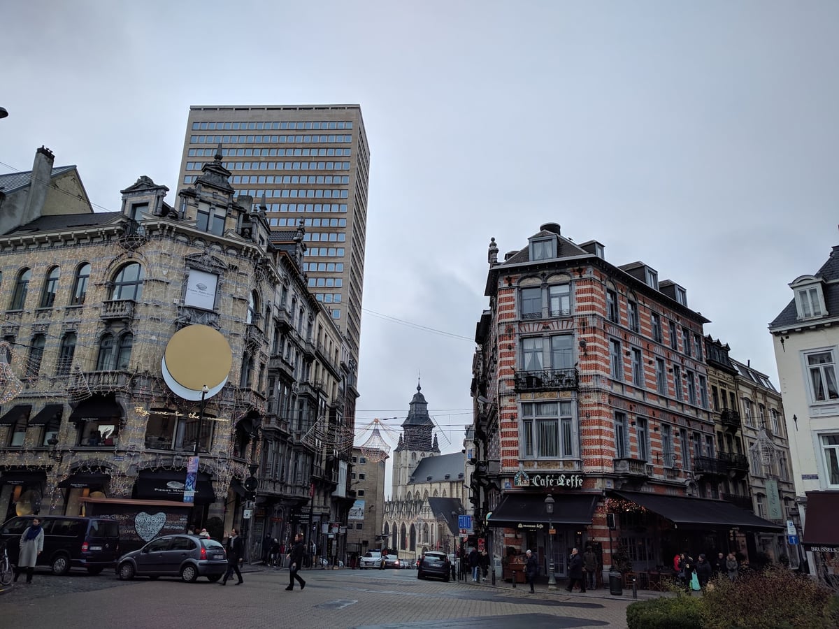 Place du Grand Sablon de Bruselas con sus anticuarios y galerías de arte