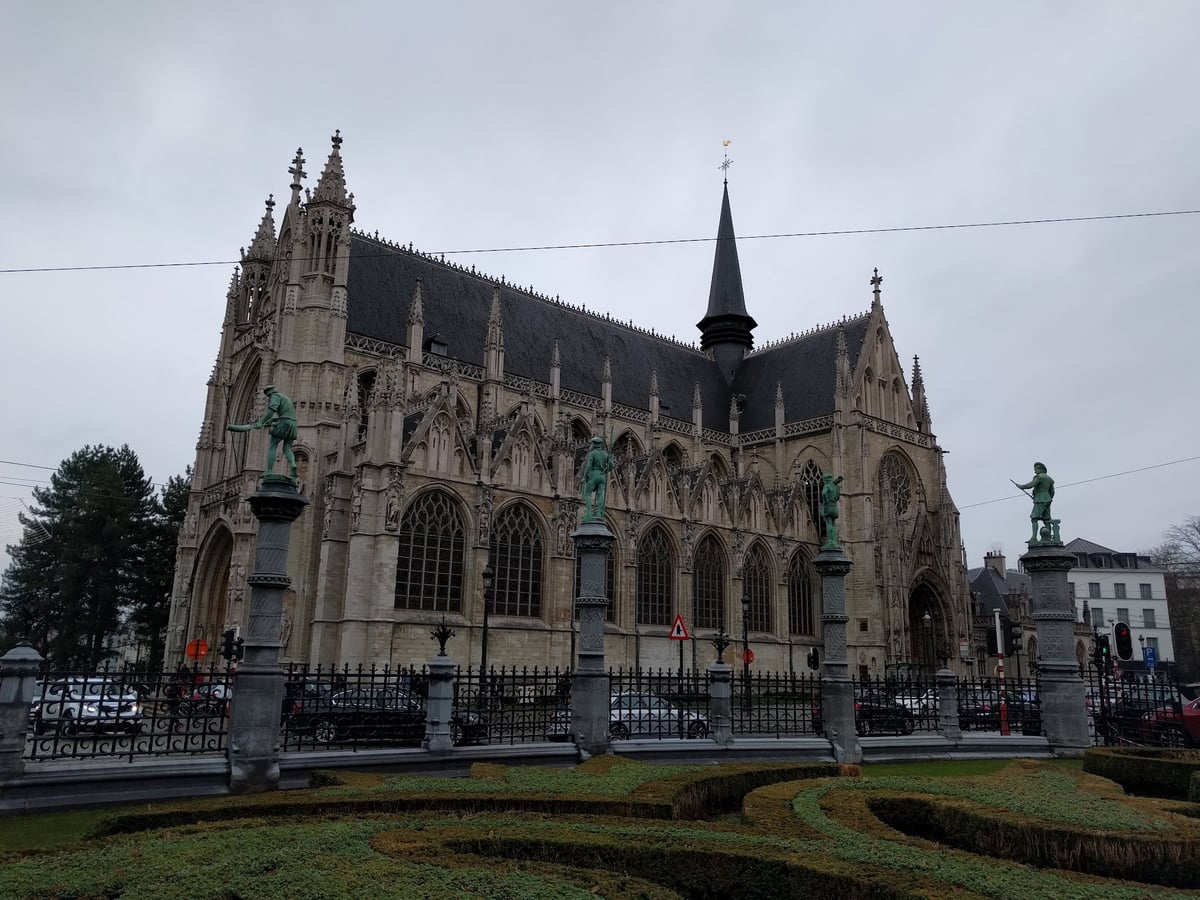 Fachada gótica de la Iglesia de Notre-Dame du Sablon en Bruselas
