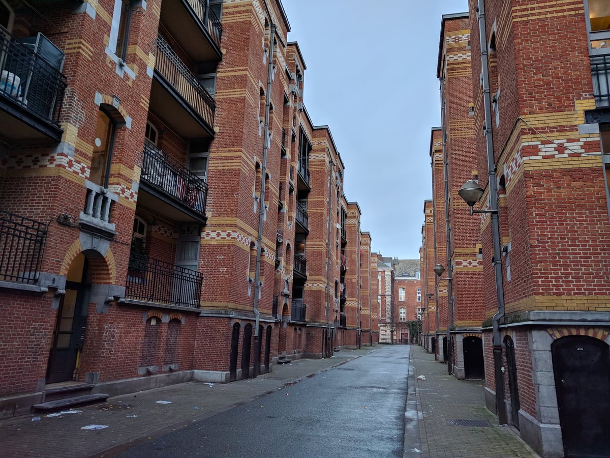 Fachada de ladrillo de la Cité Hellemans en el barrio de las Marolles de Bruselas