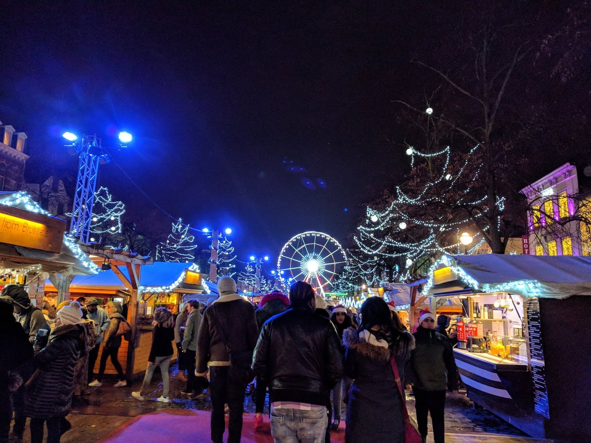 Casetas del mercado de Navidad de Sainte-Catherine en Bruselas