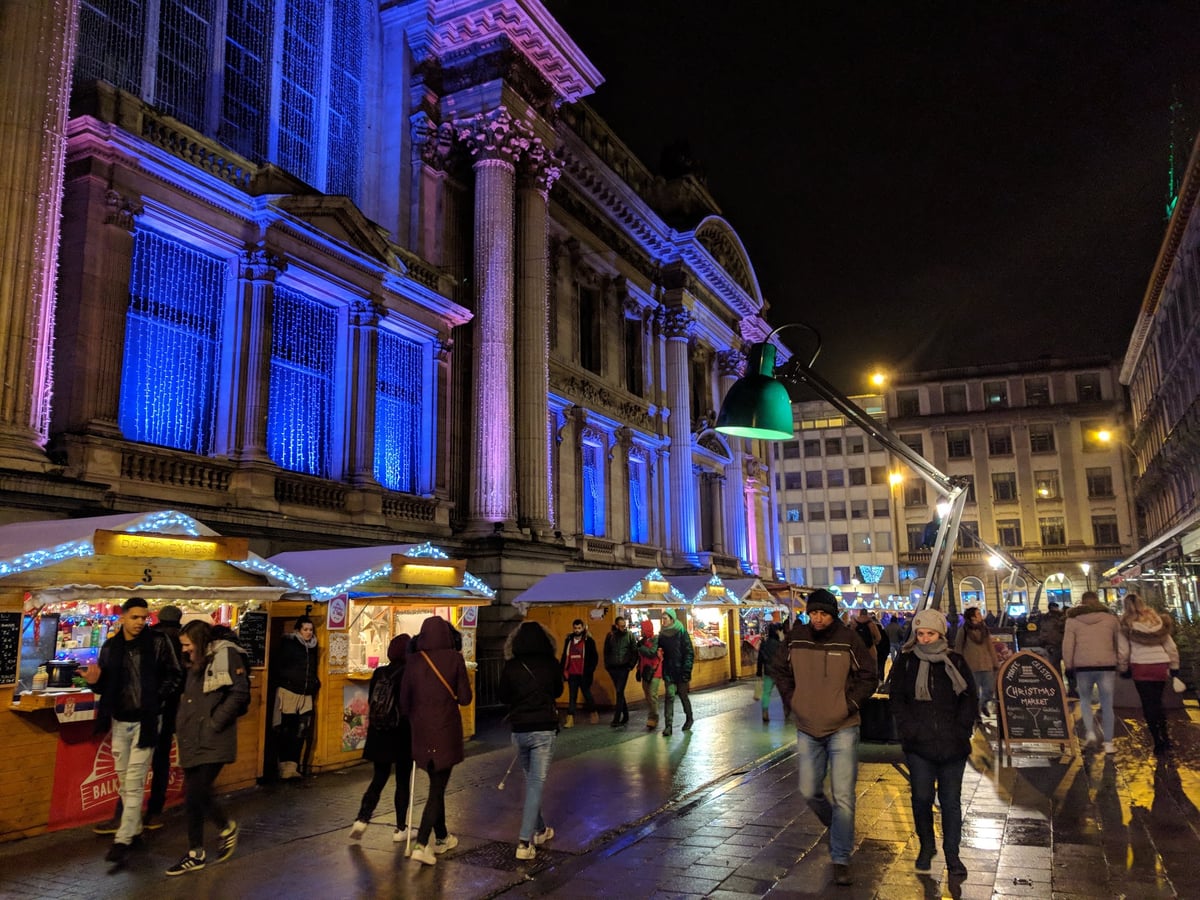 Ambiente nocturno del mercado de Navidad de Sainte-Catherine
