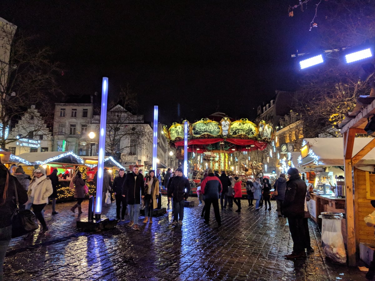 Detalle de un puesto de bebida caliente en el mercado de Navidad de Sainte-Catherine