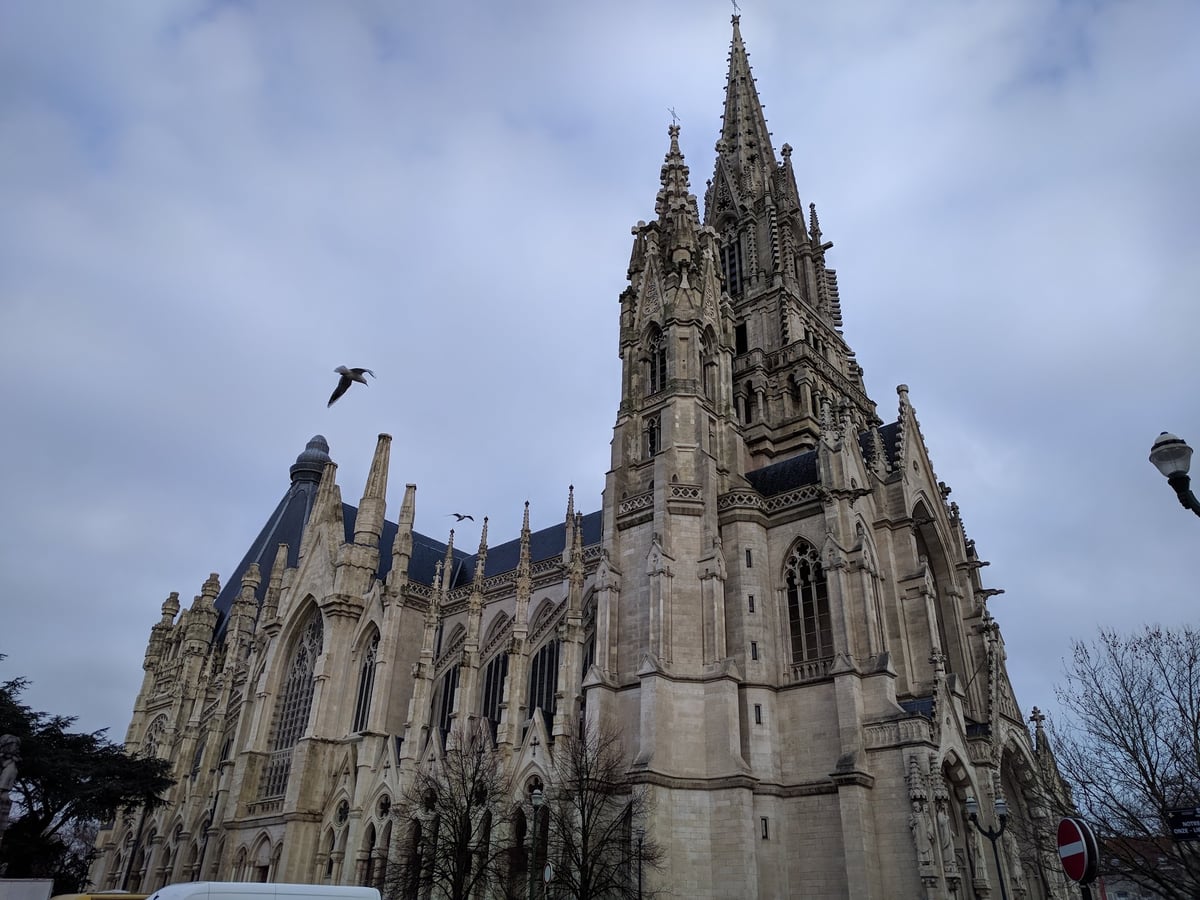 Fachada neogótica de la Iglesia de Nuestra Señora de Laeken con su torre de aguja